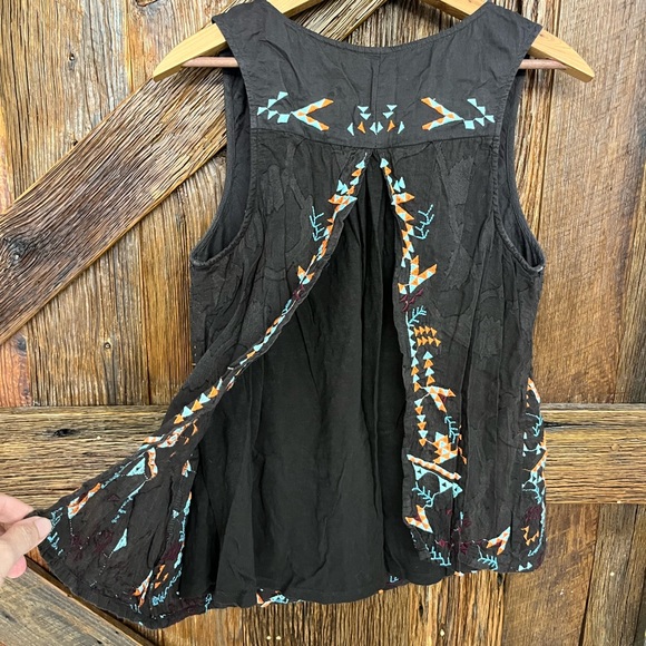 ⭐️Host pick!!⭐️ Anthropologie Akimi + kin macrame fringe embroidered boho top - Picture 3 of 8